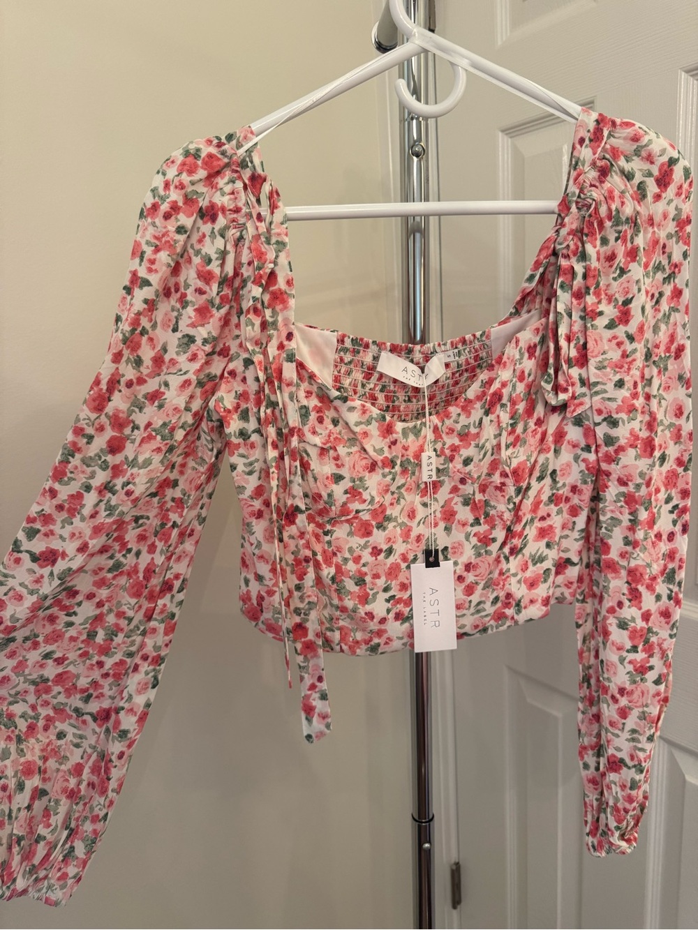 ASTR The Label Pink & Green Floral Tie-Front Long Sleeve Crop Top. NEW WITH TAGS